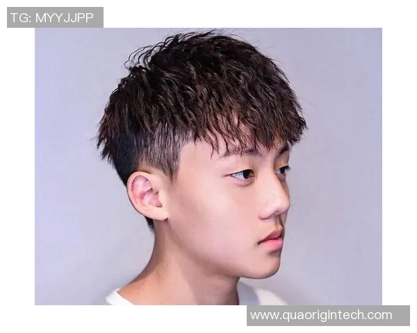 足球明星半脸特写引领潮流风尚 展现独特魅力与个性魅力